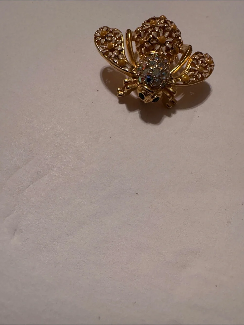 Joan Rivers Bee Brooch Gold Tone Rhinestone Daisy Floral Enamel Pin.